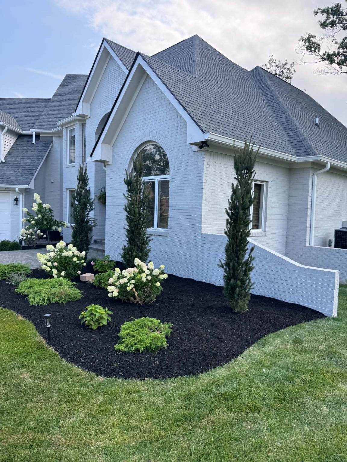 Landscape Bed Detailing: Clean, flowing mulch bed edges